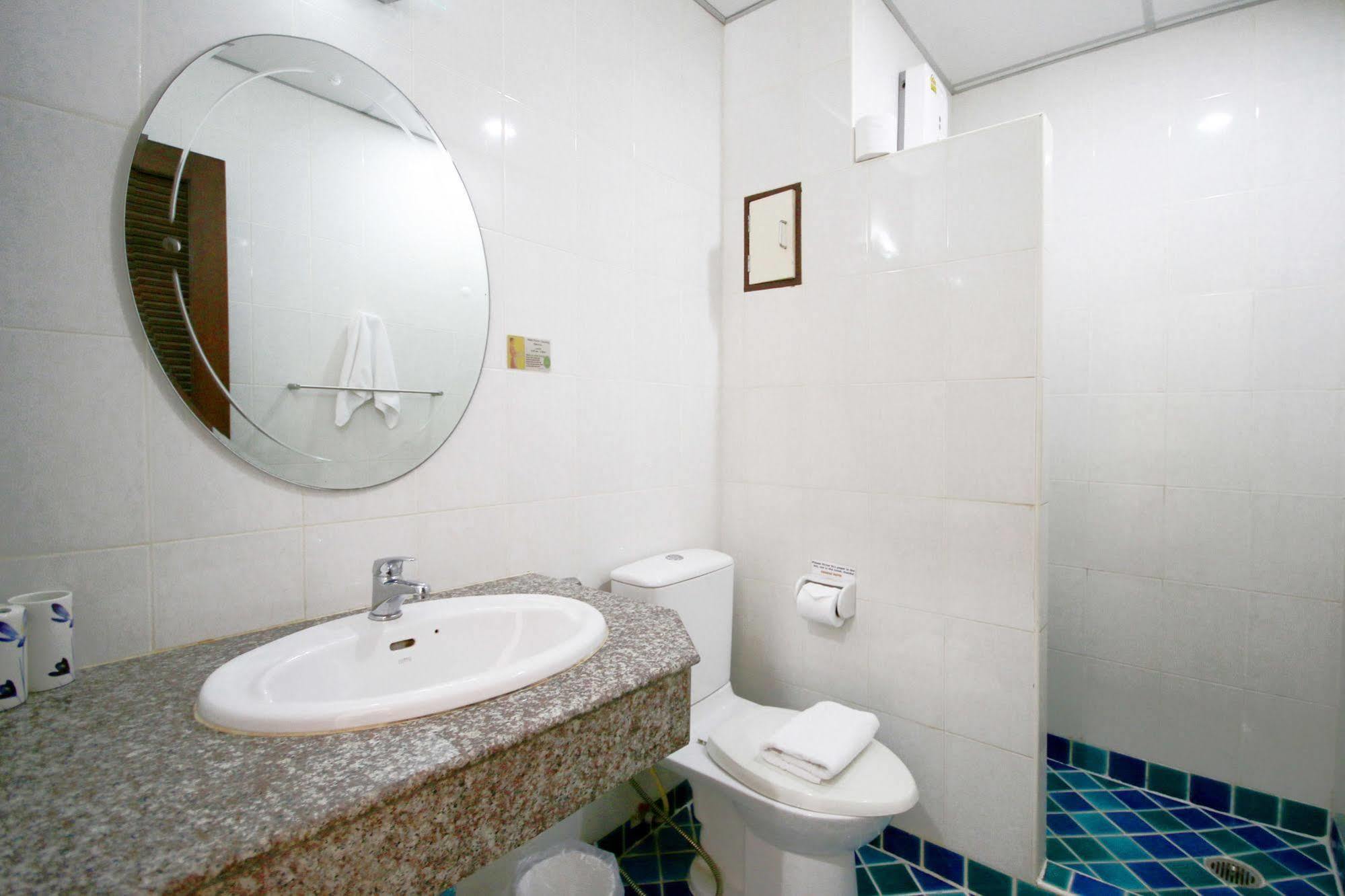Orange Hotel Patong Buitenkant foto